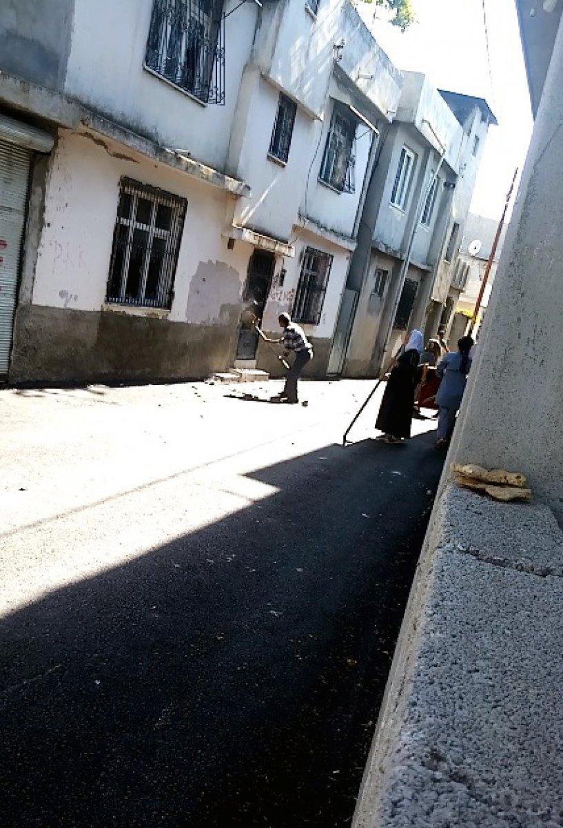 Adana’da babalarının kaçırıldığını öne sürüp, eve saldırdılar