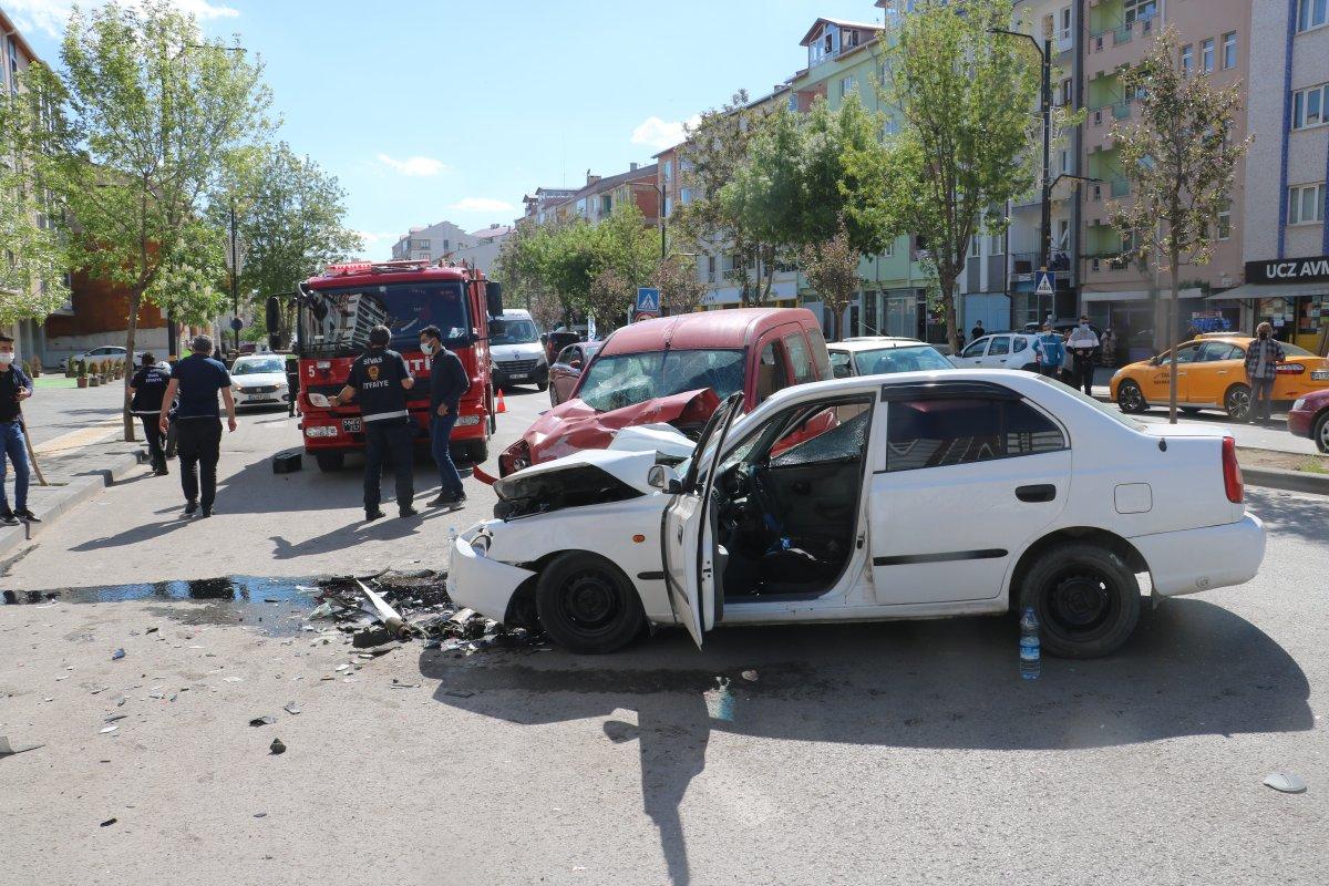 Sivas’ta iki araç kafa kafaya çarpıştı