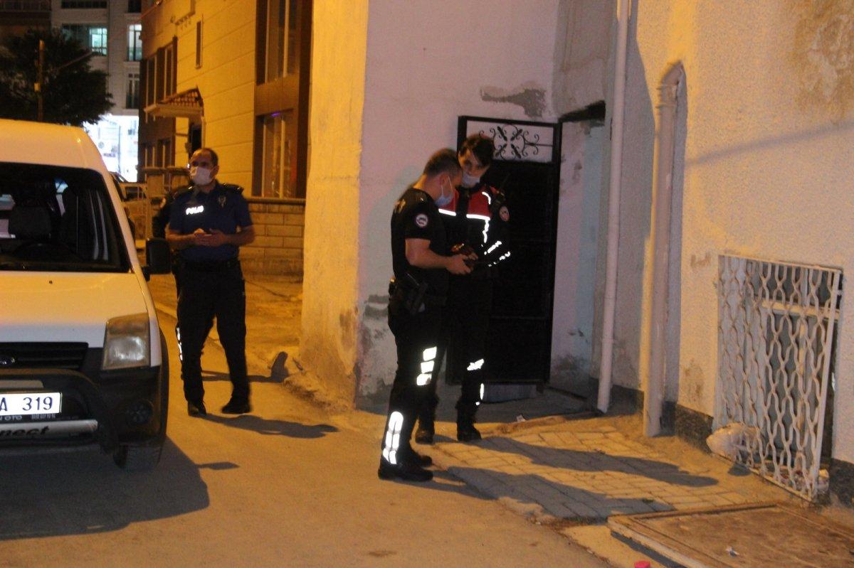 Karaman'da kazayla eşini bacağından vurdu