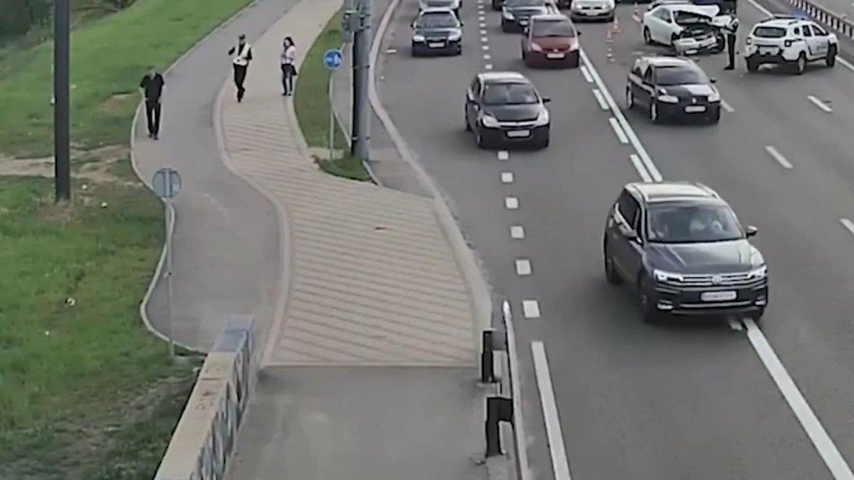 Ukrayna’da alkollü sürücü, kopan troleybüs teline takıldı