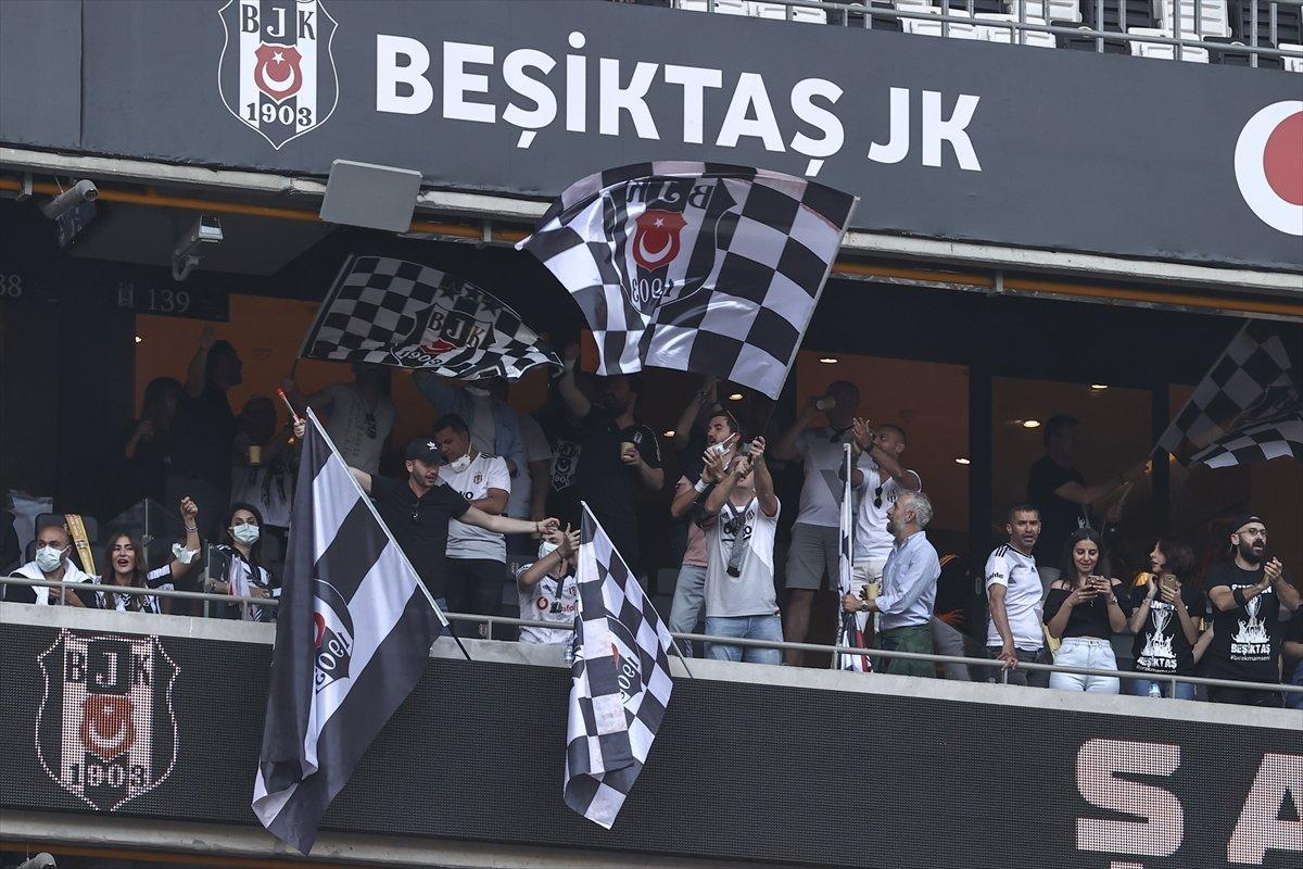 Şampiyon Beşiktaş kupasını aldı