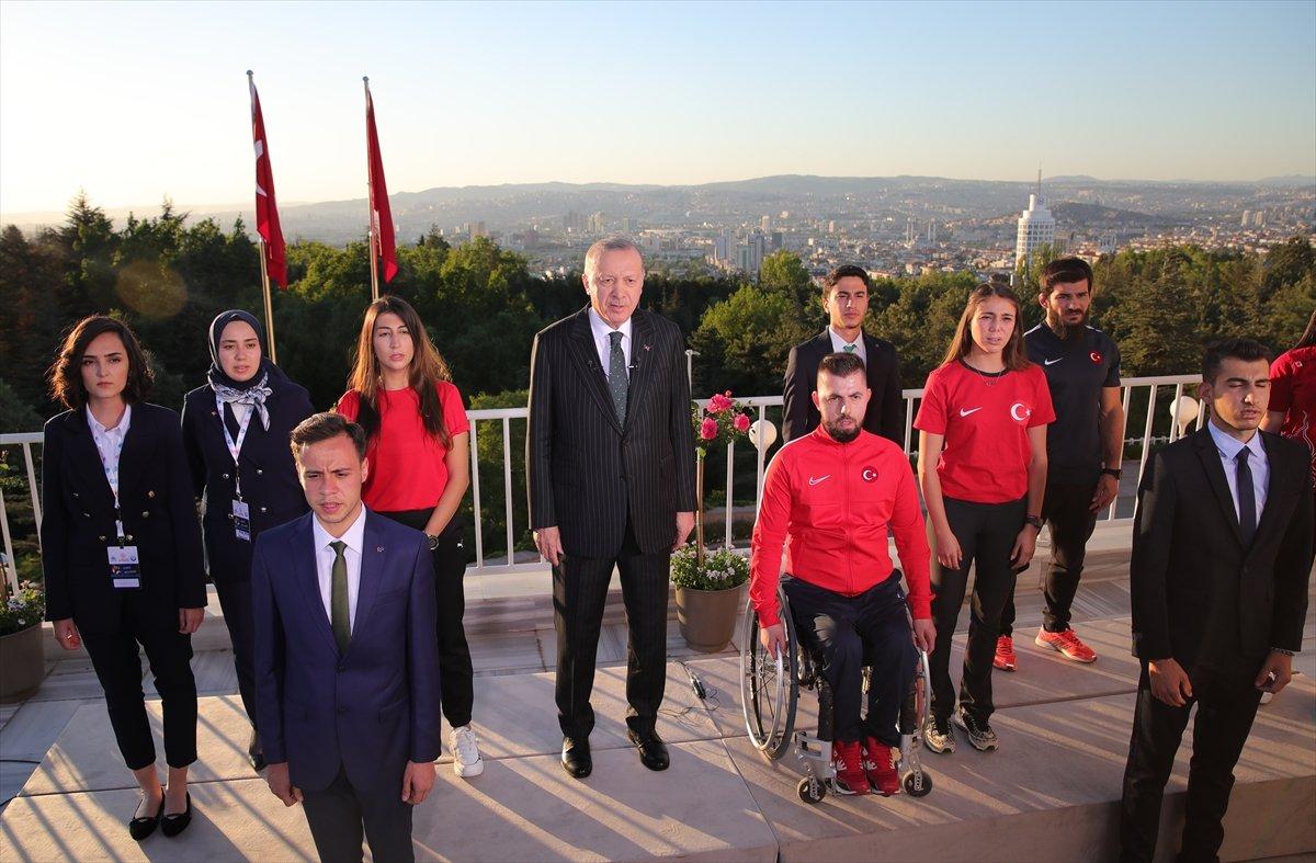 Cumhurbaşkanı Erdoğan, gençlerle birlikte İstiklal Marşı'nı okudu