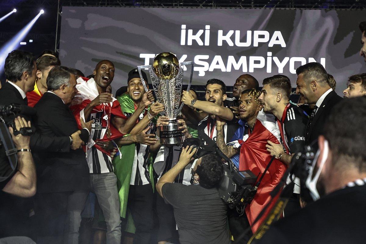 Şampiyon Beşiktaş kupasını aldı