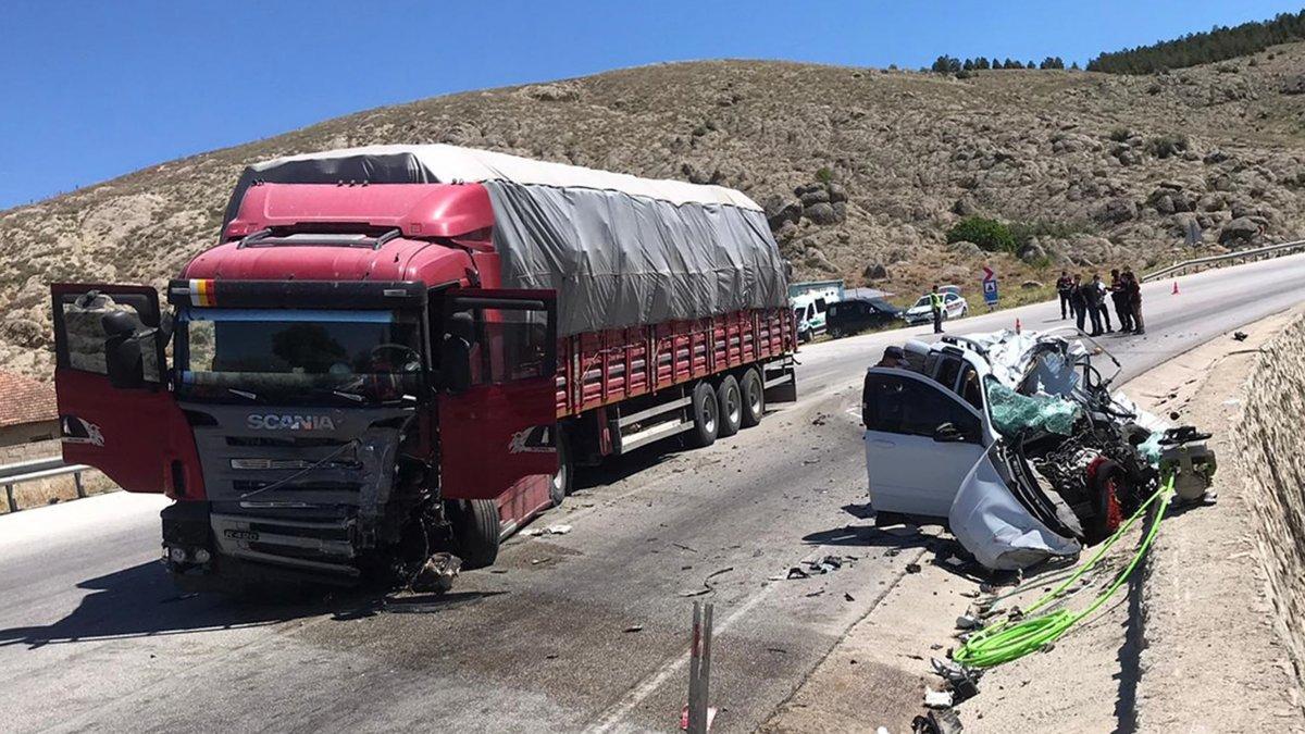 Afyonkarahisar’da tır ile hafif ticari araç kafa kafaya çarpıştı