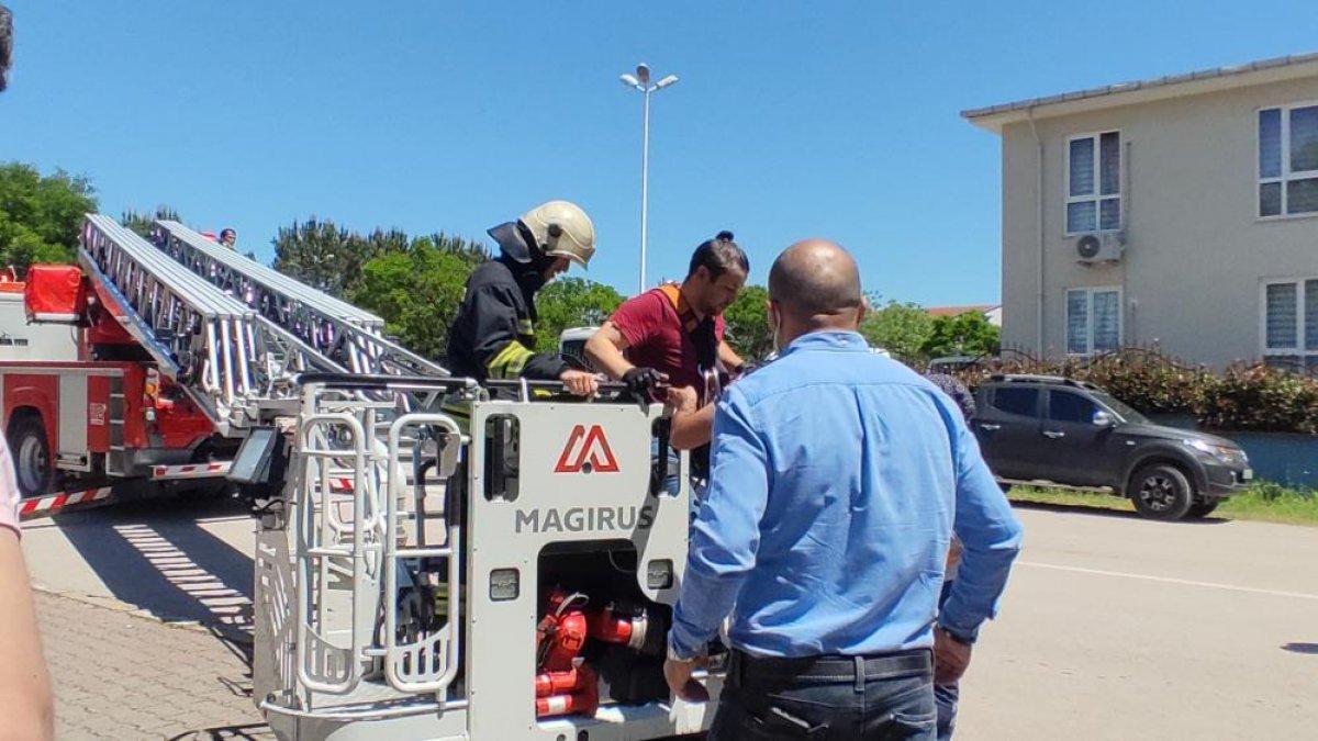 Kocaeli'de, 30 metre yükseklikte çalışan işçi baygınlık geçirdi