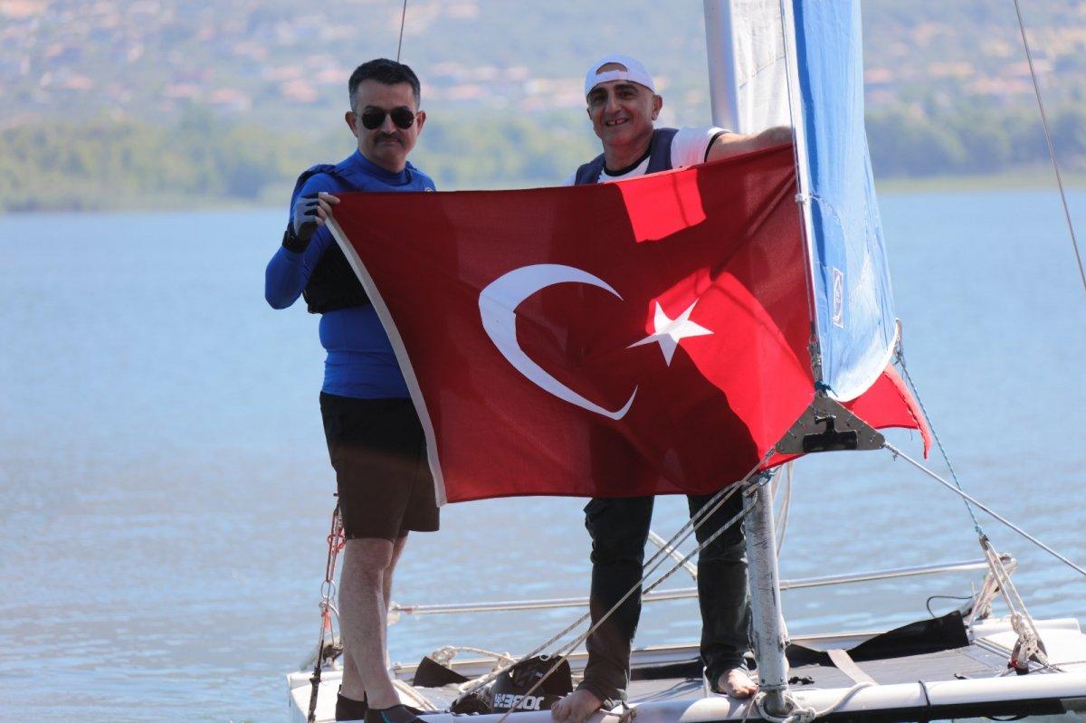 Bekir Pakdemirli, doğada gençlerle bir araya geldi