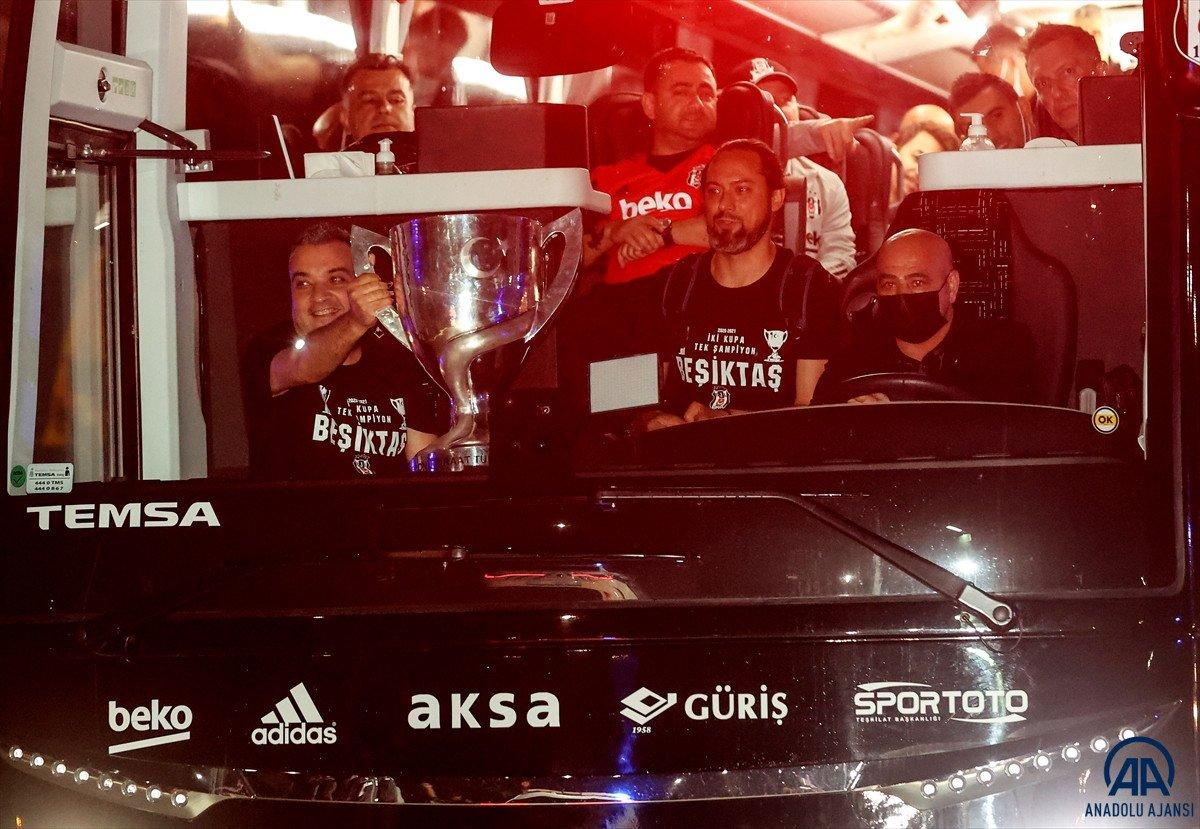 İki kupalı Beşiktaş İstanbul'a döndü