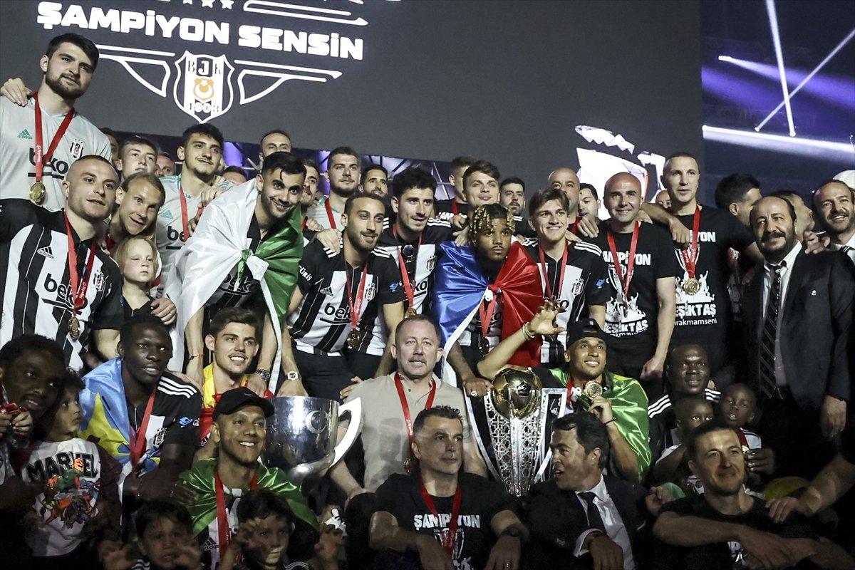 Şampiyon Beşiktaş kupasını aldı