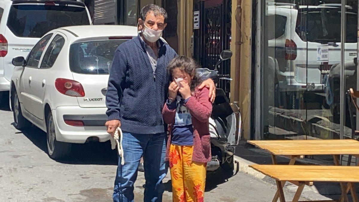 Kağıthane’de çocuğuyla yürürken başına saksı düştü