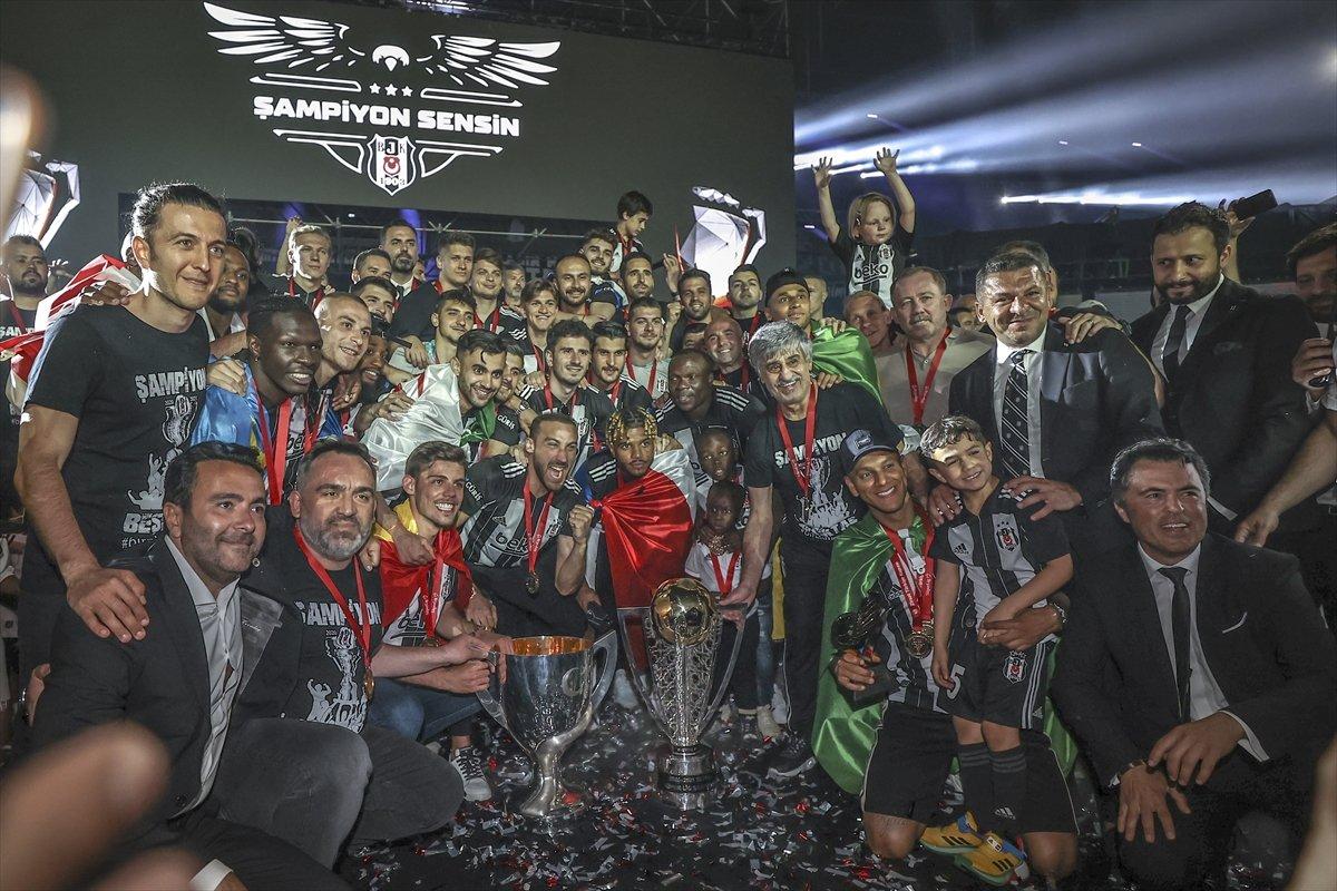 Şampiyon Beşiktaş kupasını aldı