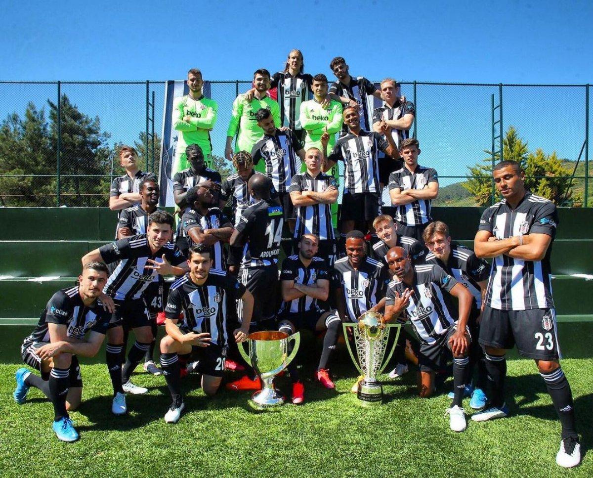 Beşiktaş'tan çifte kupalı poz
