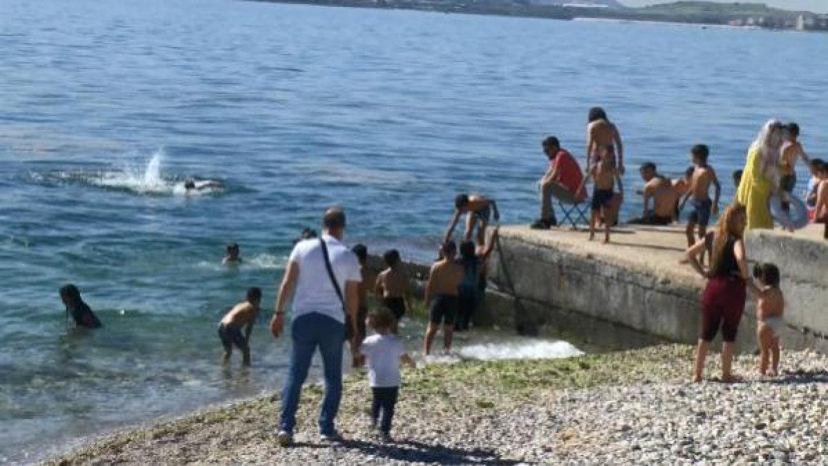 Beylikdüzü'nde denize girenler kameraya yansıdı