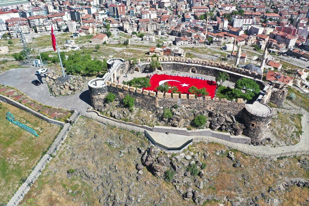 Nevşehir Kalesi’nde dev Türk bayrağı açıldı