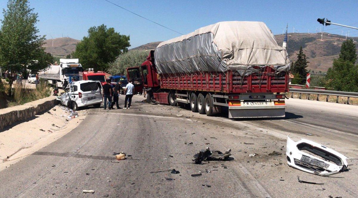 Afyonkarahisar’da tır ile hafif ticari araç kafa kafaya çarpıştı