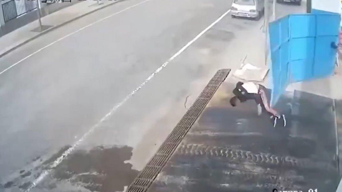 Çin'de eğilen adama demir kapı çarptı