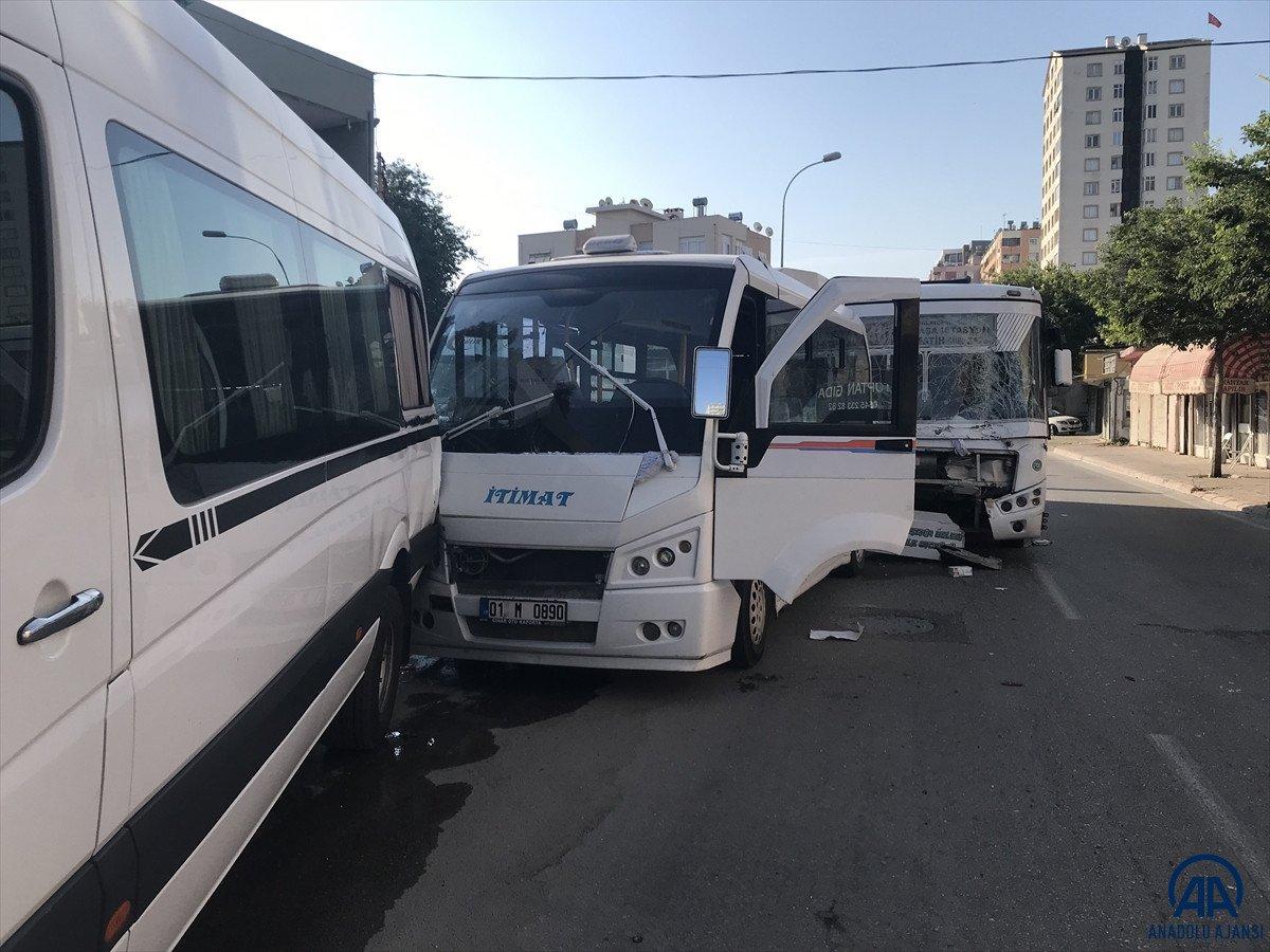 Adana’da zincirleme kaza: Otobüs minibüse çarptı