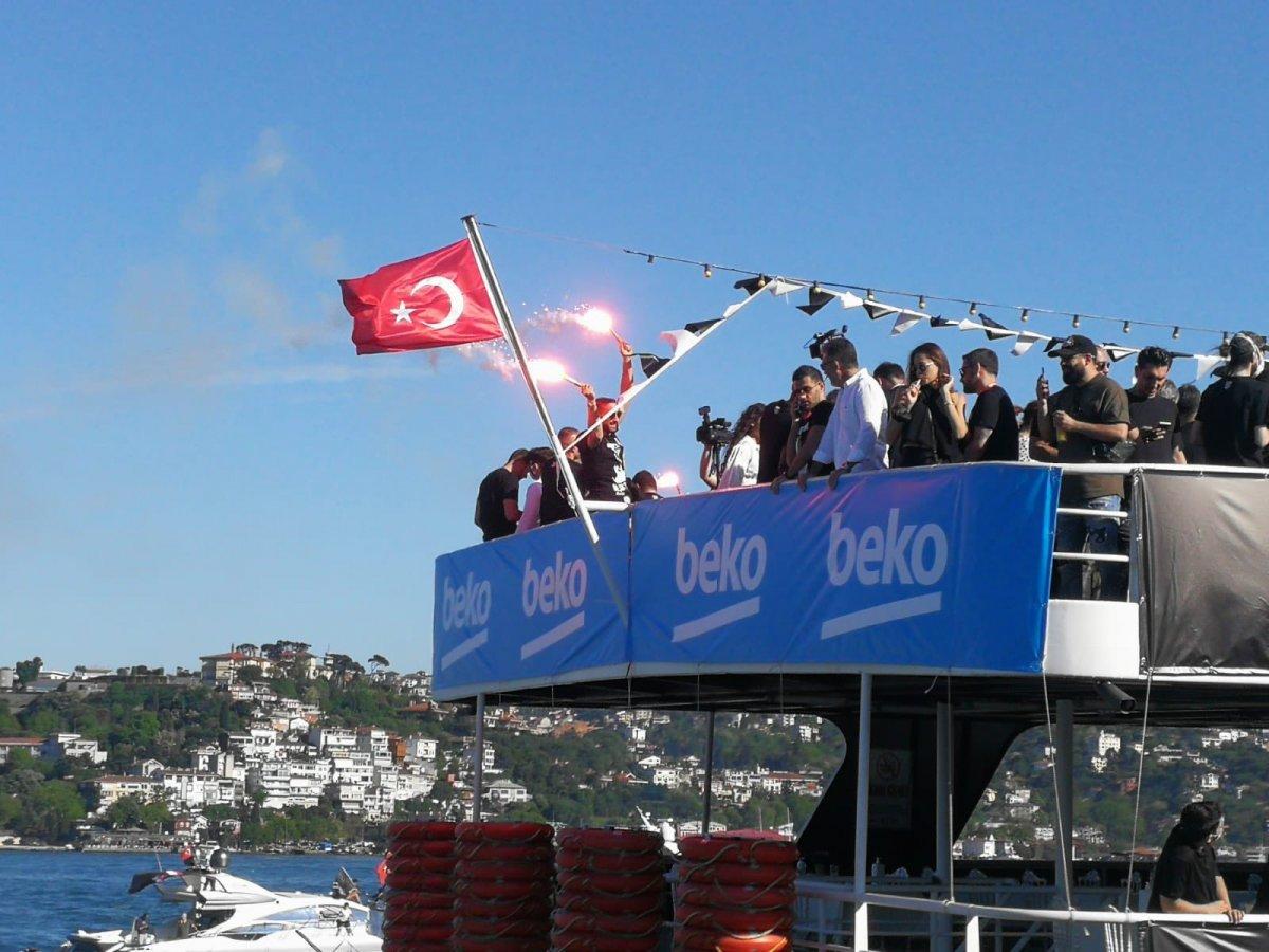 Şampiyon Beşiktaş Boğaz'da