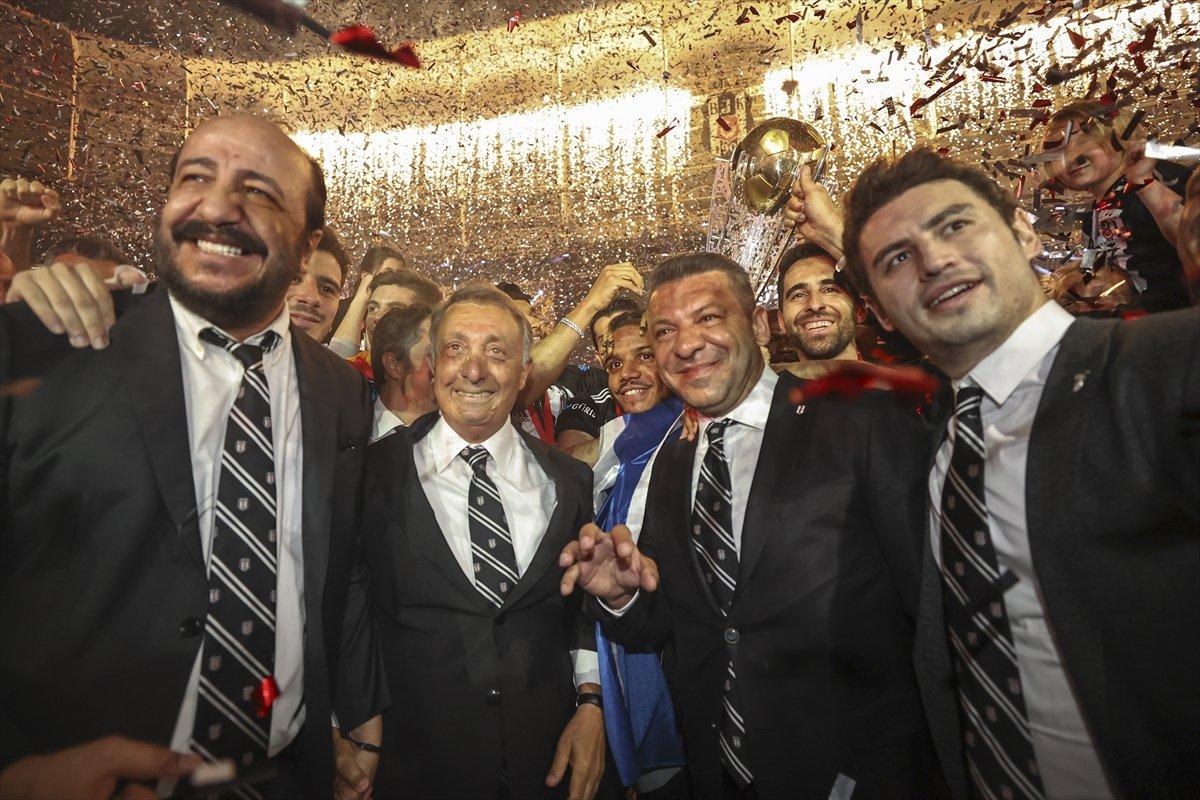 Şampiyon Beşiktaş kupasını aldı