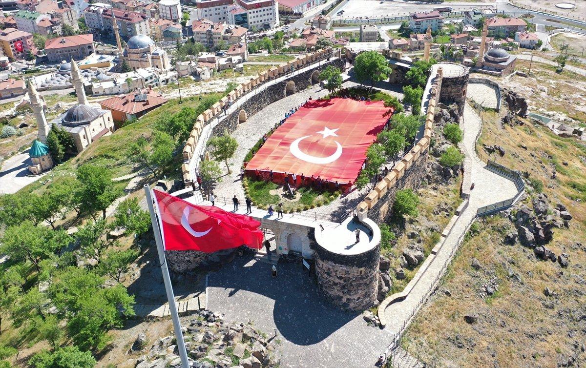 Nevşehir Kalesi’nde dev Türk bayrağı açıldı