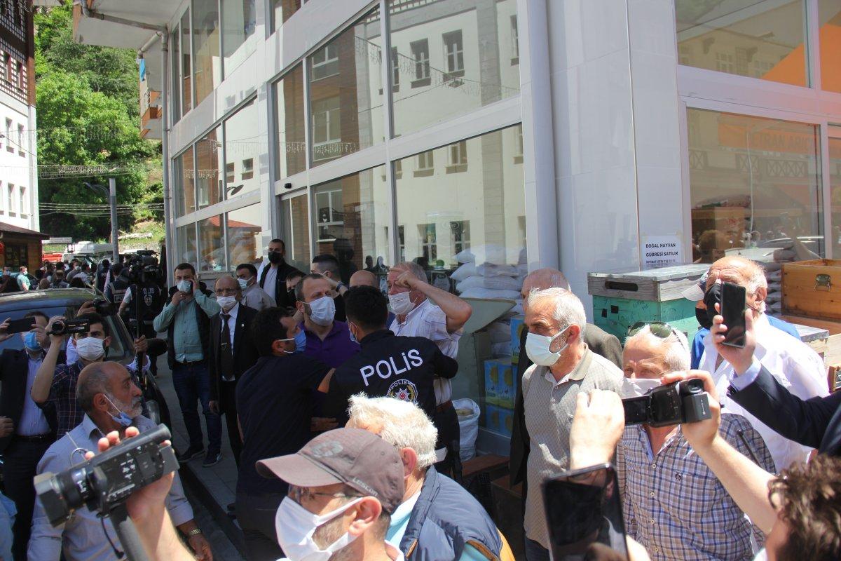 İyi Parti heyeti Rize'de esnafı yumrukladı