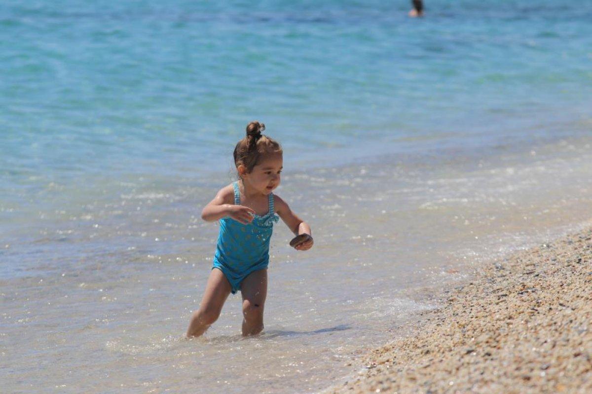 Alanya'da yerli ve yabancı turistler plajlara akın etti