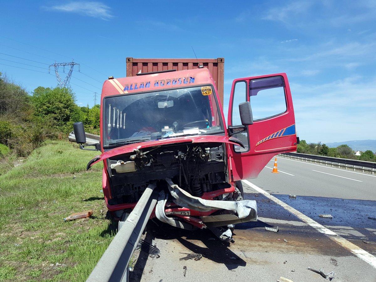 Bolu'da bariyerler kamyona saplandı