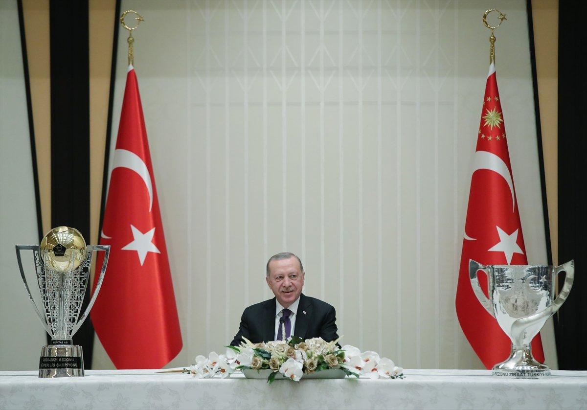 Cumhurbaşkanı Erdoğan, şampiyon Beşiktaş'ı kabul etti