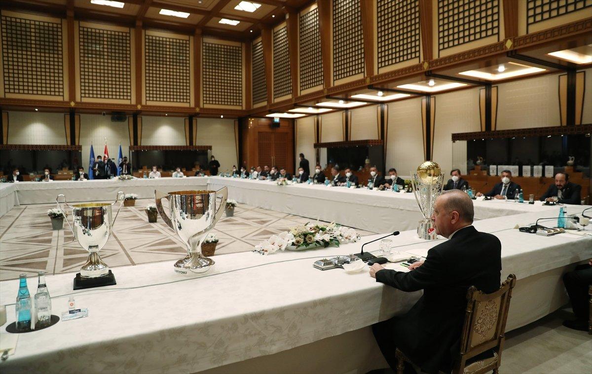 Cumhurbaşkanı Erdoğan, şampiyon Beşiktaş'ı kabul etti