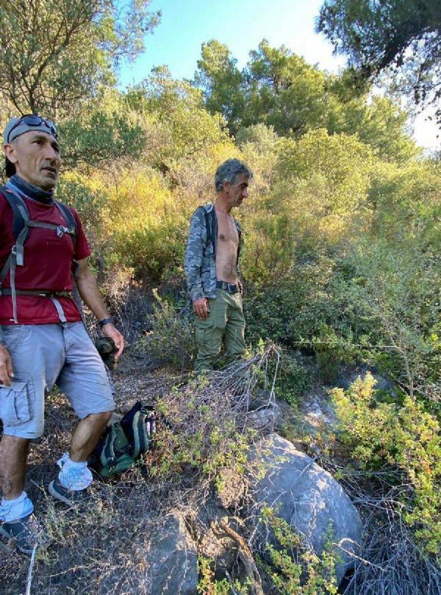 Muğla'da kurtarılan köpeği sırtında taşıdı