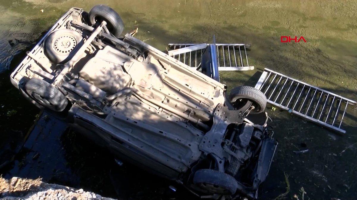 Kartal'da hafif ticari araç dereye uçtu