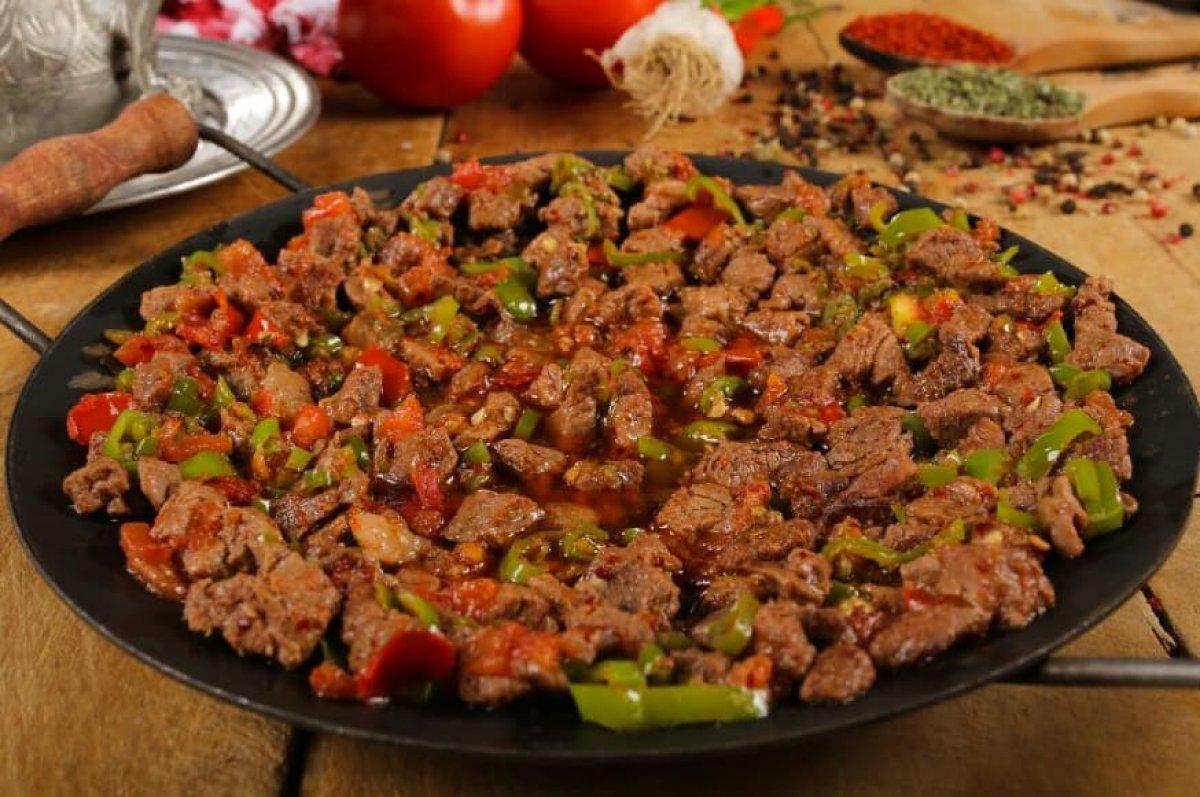 Et yemeklerinin en sevileni: Sac kavurma tarifi