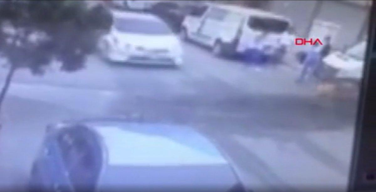 İstanbul’da bisiklete binen çocuklara otomobil çarptı