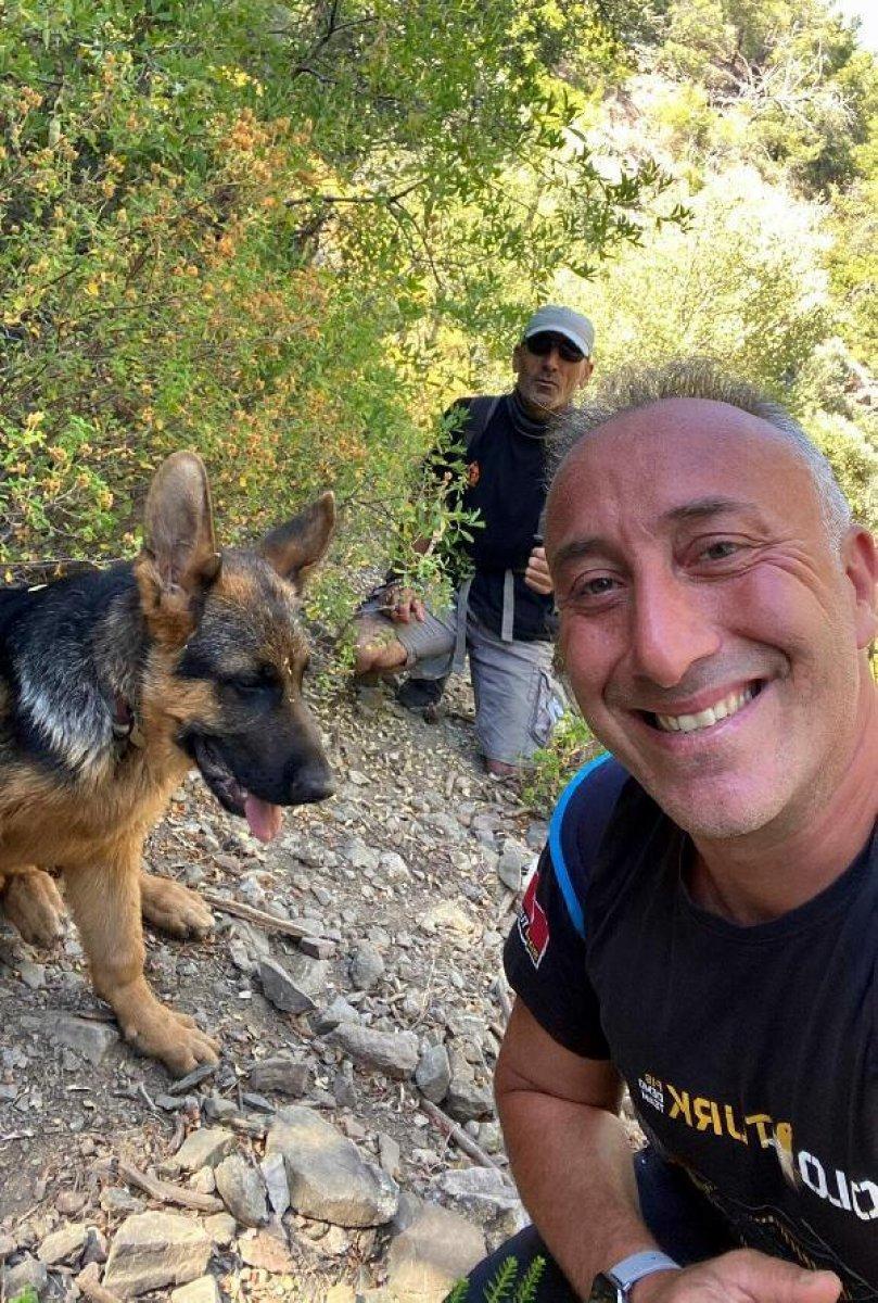 Muğla'da kurtarılan köpeği sırtında taşıdı