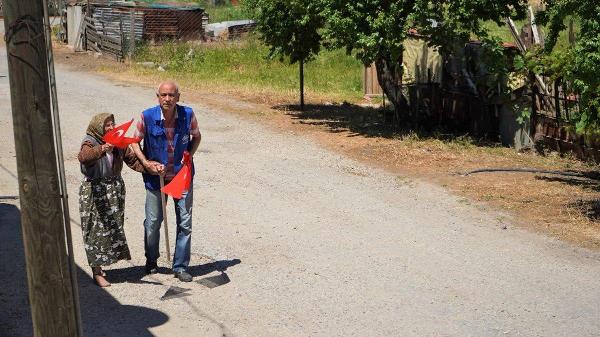Kırklareli'de 19 Mayıs Marşı'nı duydu, yalın ayak sokağa koştu