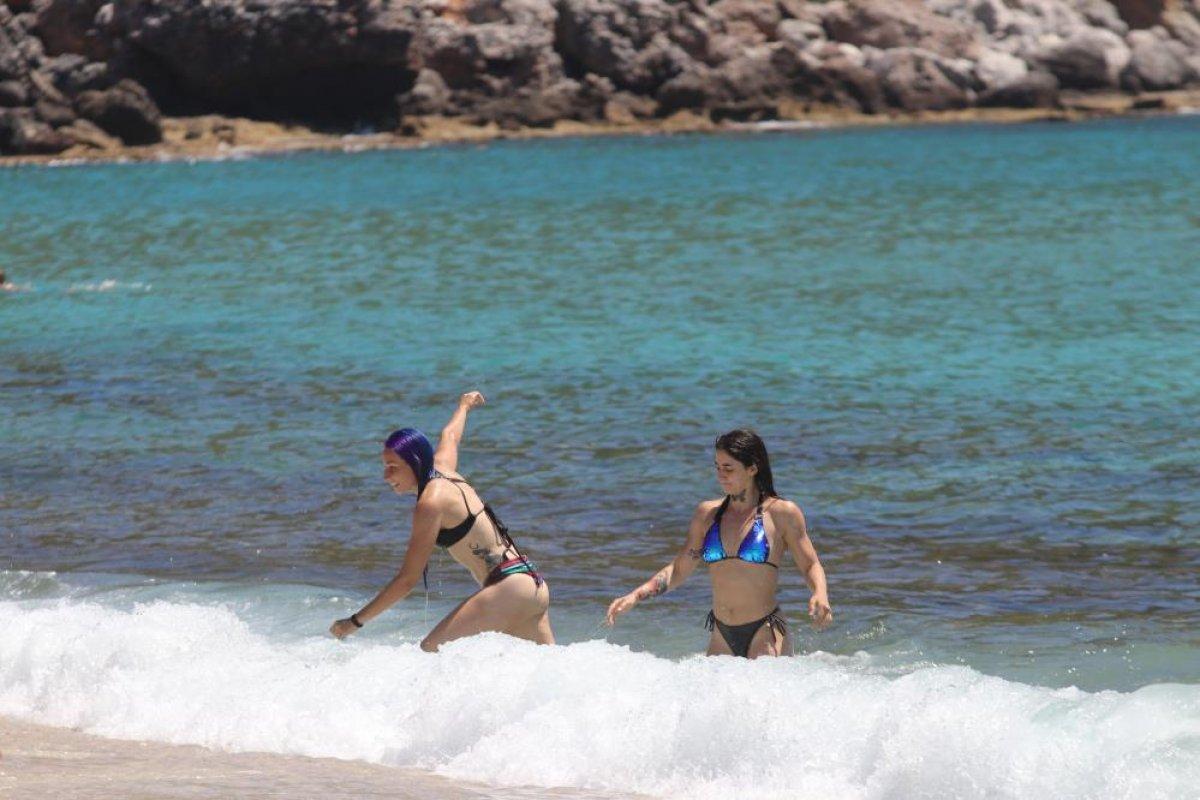 Alanya'da yerli ve yabancı turistler plajlara akın etti