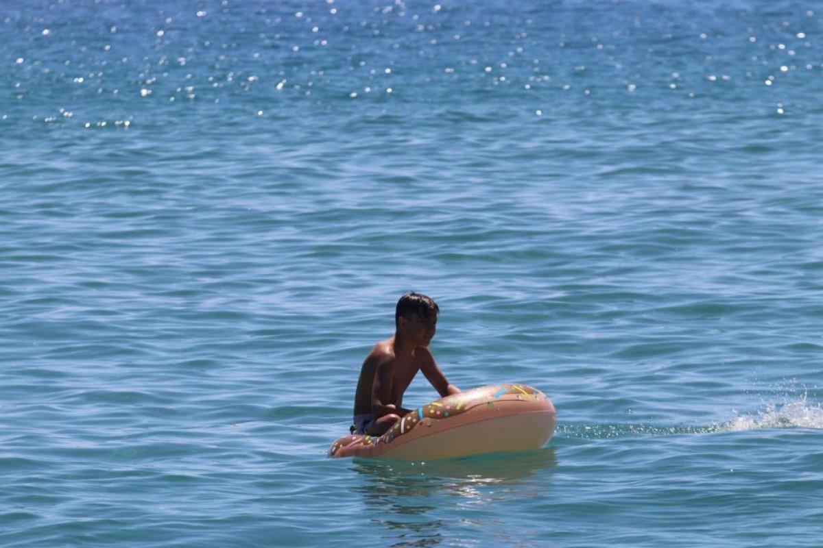 Alanya'da yerli ve yabancı turistler plajlara akın etti