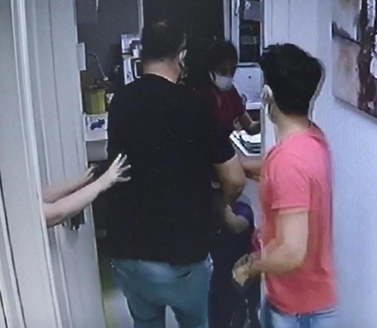 Kocaeli’de damar yolu açan hemşireye yumruk attı