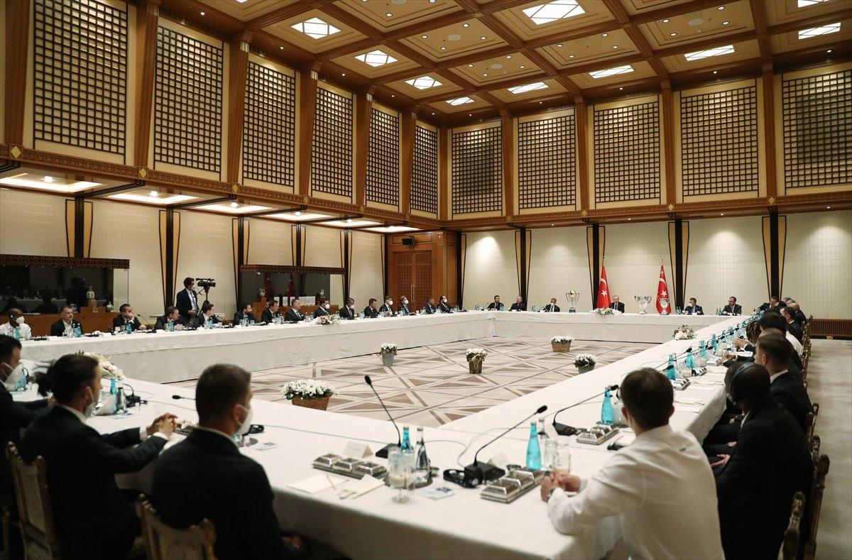 Cumhurbaşkanı Erdoğan, şampiyon Beşiktaş'ı kabul etti