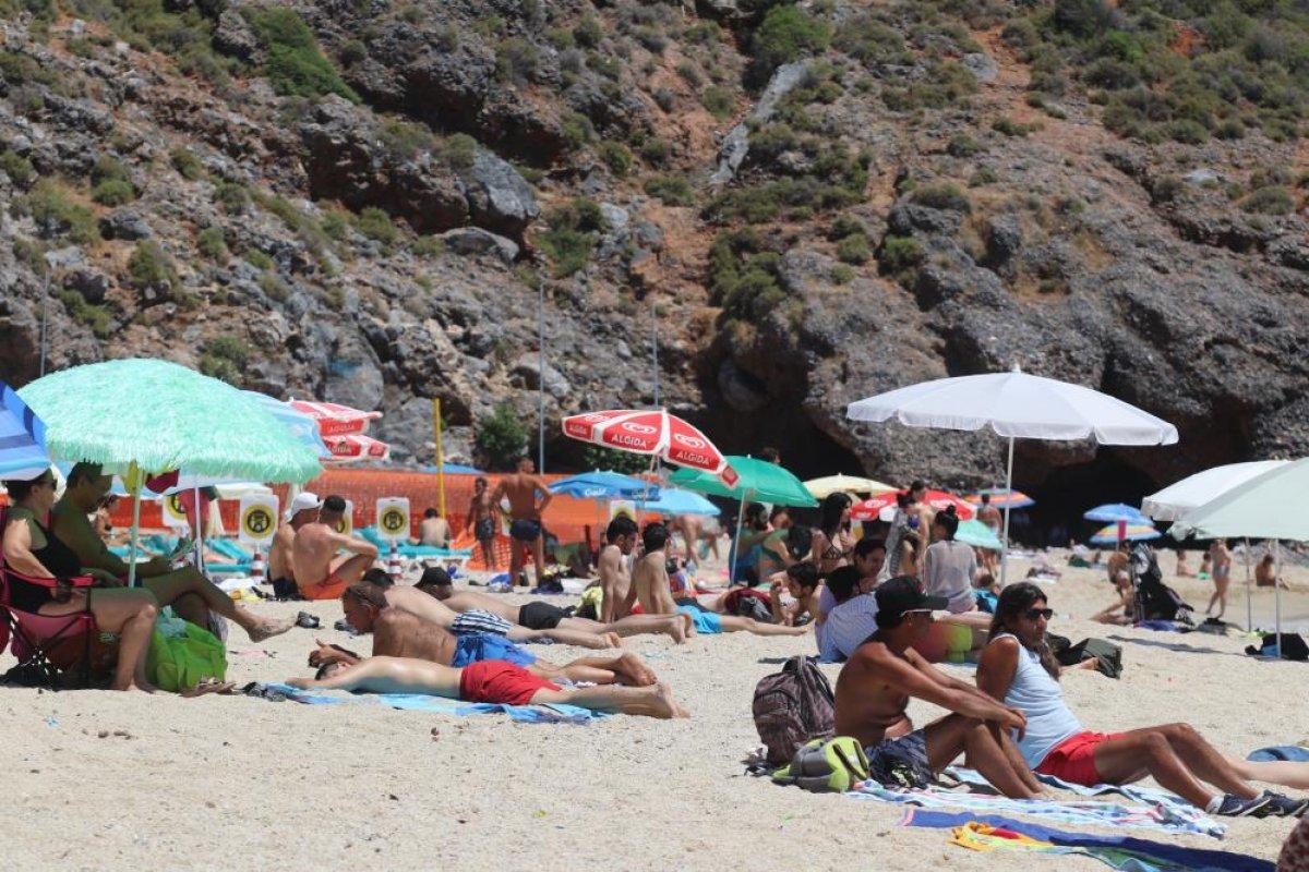 Alanya'da yerli ve yabancı turistler plajlara akın etti