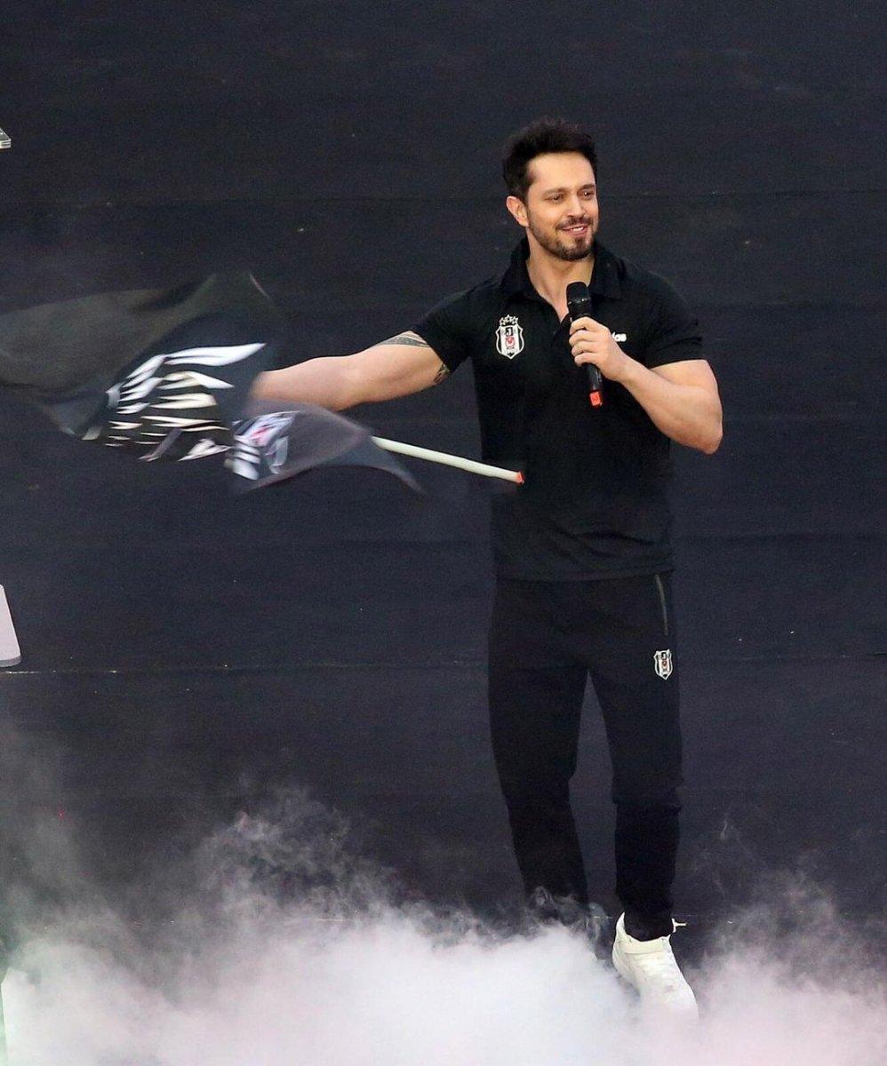 Playback kesilince Murat Boz zor anlar yaşadı