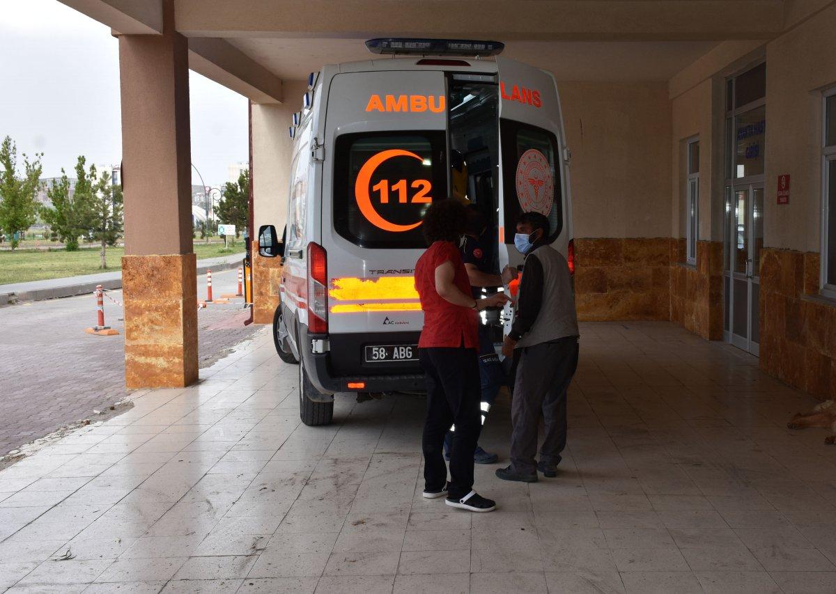 Sivas'ta babasının tabancasıyla oynarken yaralandı