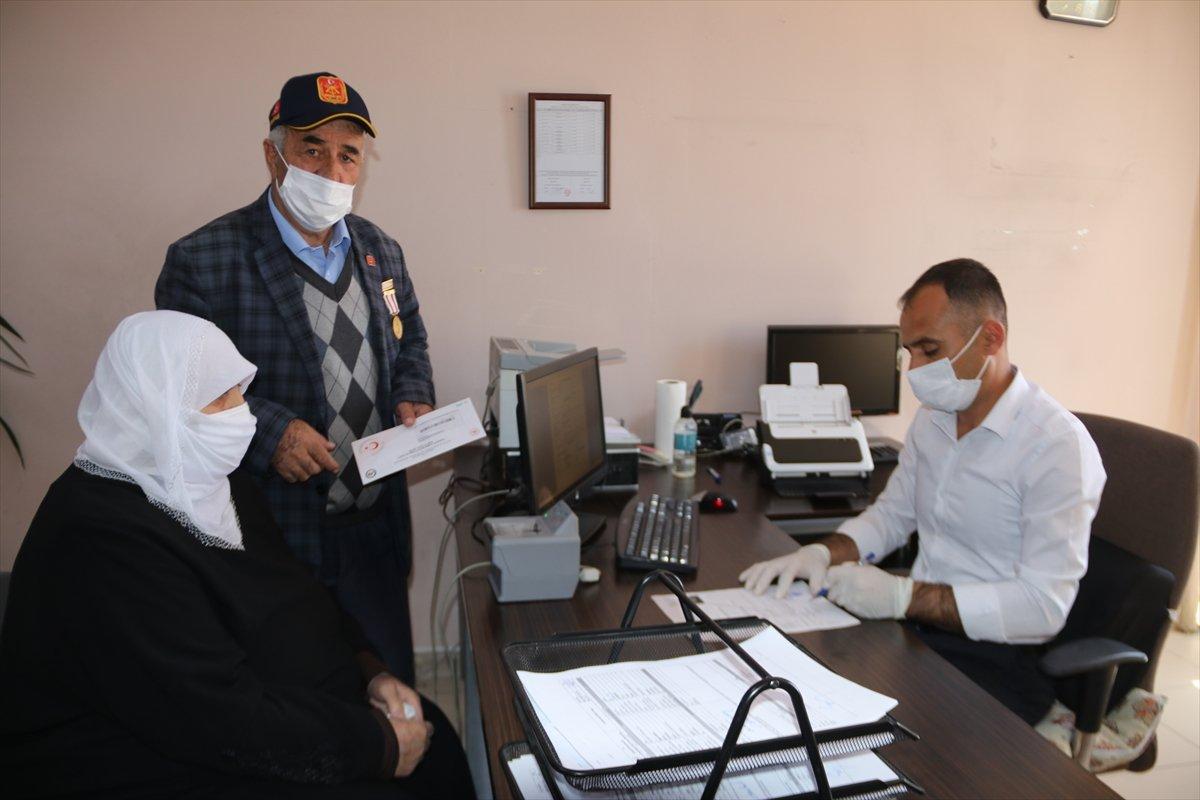 Van’da 70 yaşında ilk kez kimliği olan kadın, eşi ile resmi nikah kıydı