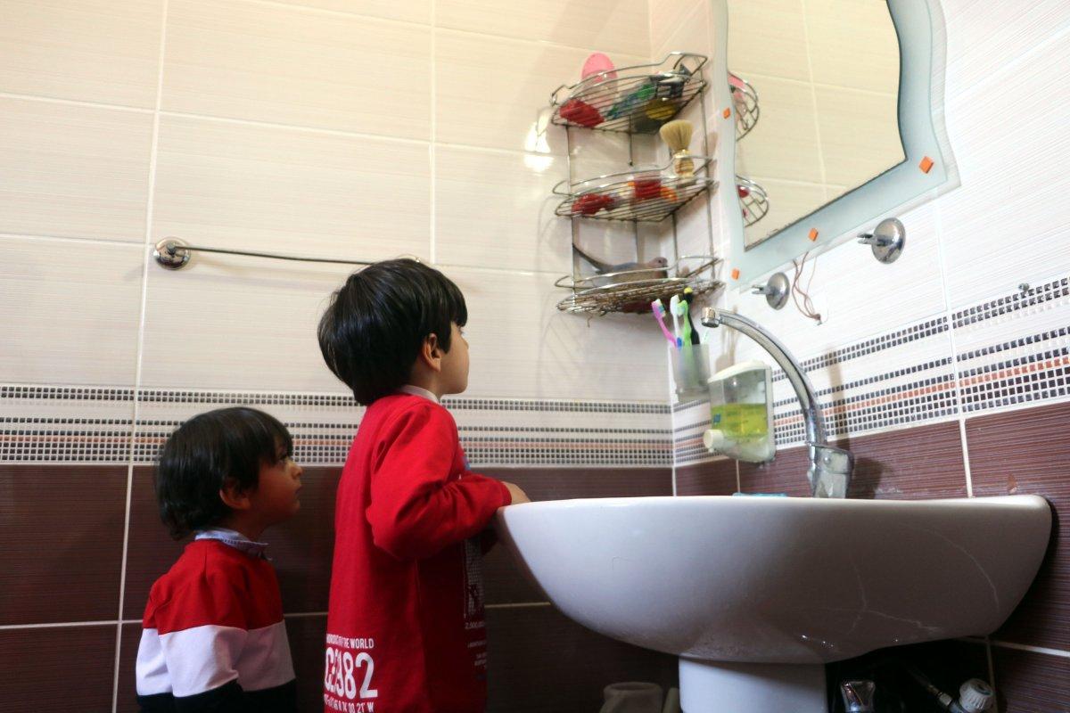 Hakkari'de, 6 kişilik aile banyosunu kumrularla paylaşıyor