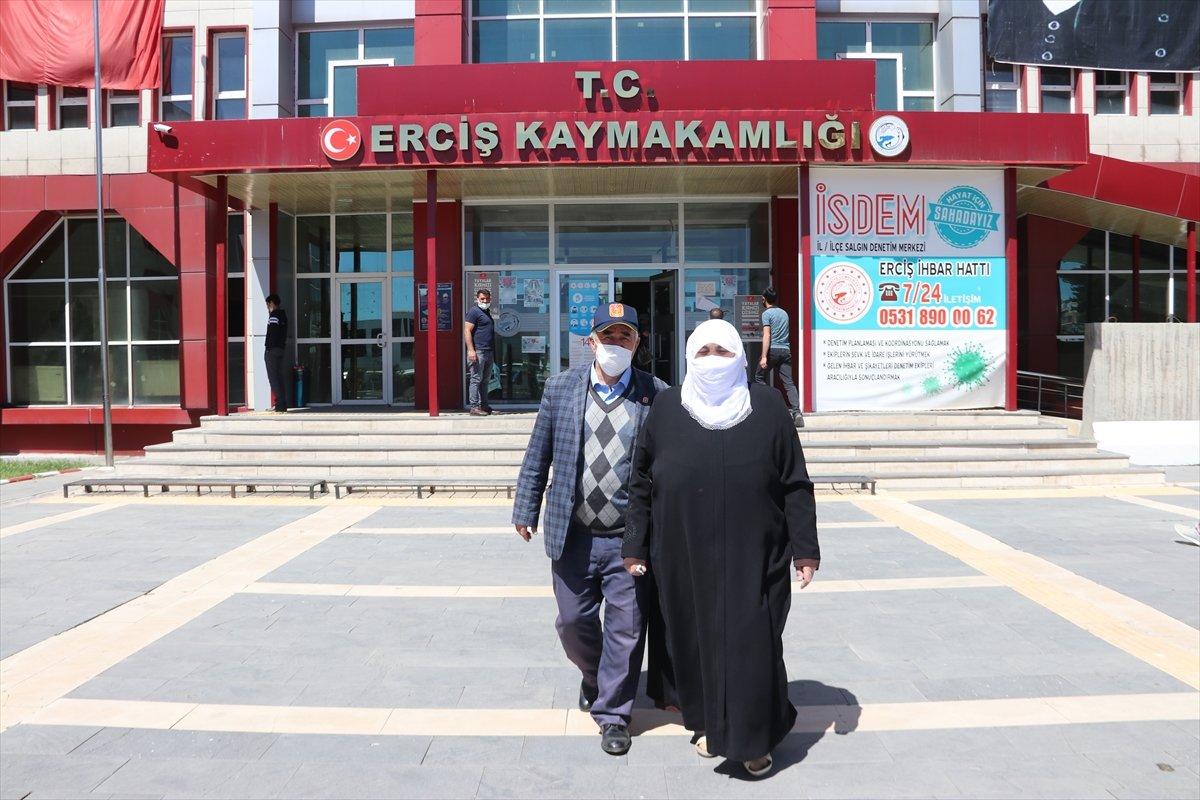 Van’da 70 yaşında ilk kez kimliği olan kadın, eşi ile resmi nikah kıydı