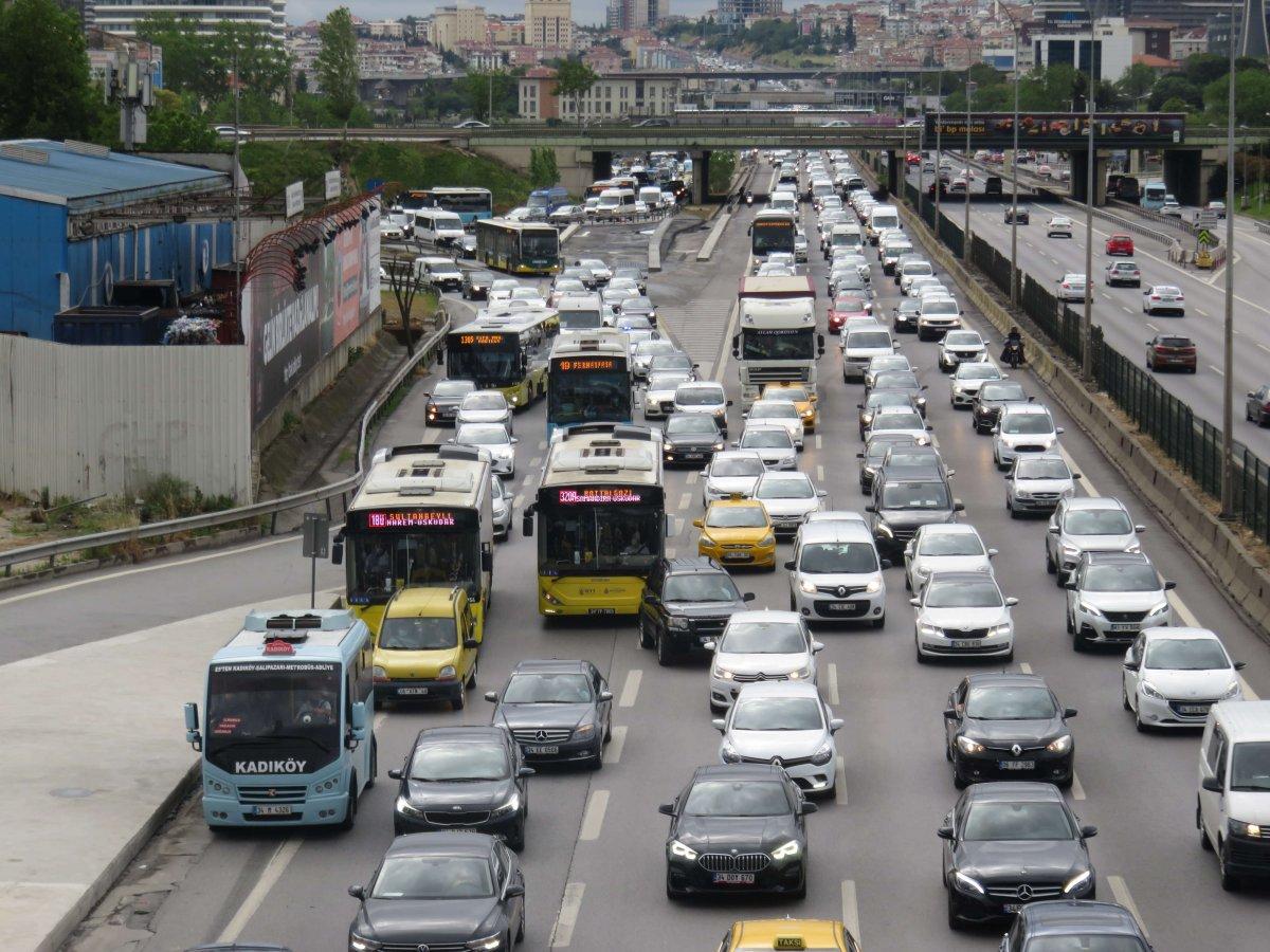 Hafta sonu kısıtlaması öncesi trafik yoğunluğu