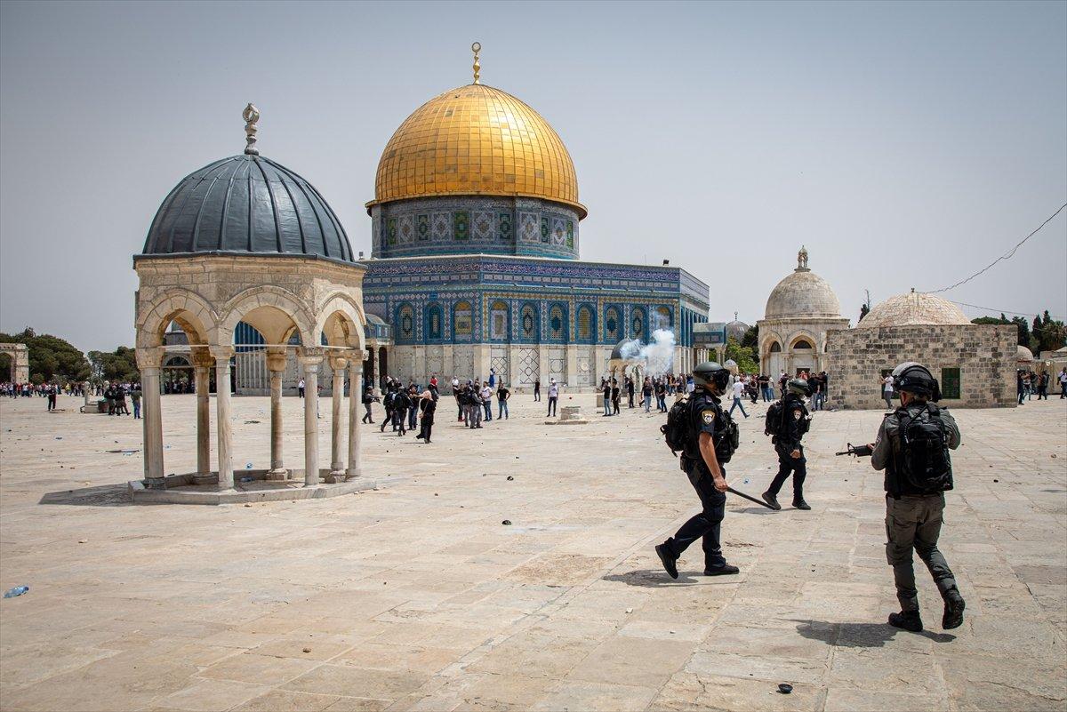 İsrail polisi, Mescid-i Aksa’daki cemaate ses bombalarıyla saldırdı