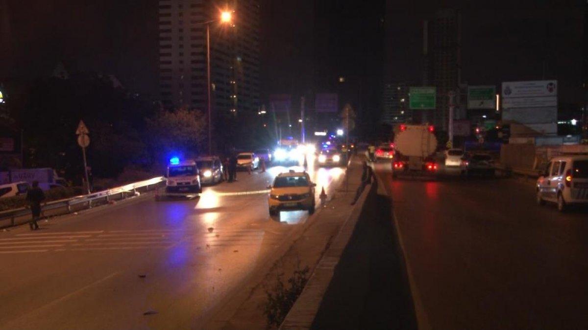 İstanbul'da polisten kaçan otomobil bekçilere çarptı