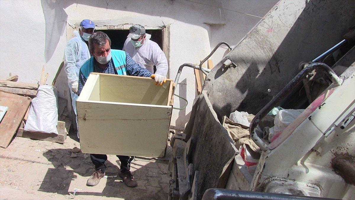 Kahramanmaraş'ta çöp evden 7 kamyon atık çıkarıldı