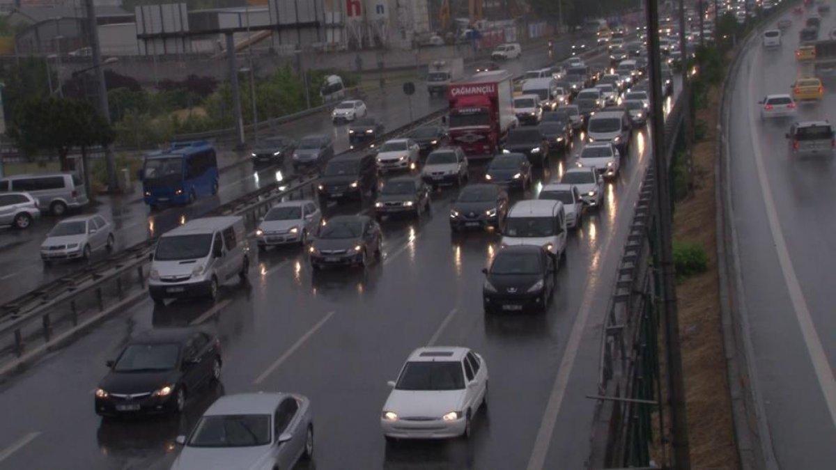 İstanbul'da sağanak yağış nedeniyle trafik yoğunluğu arttı