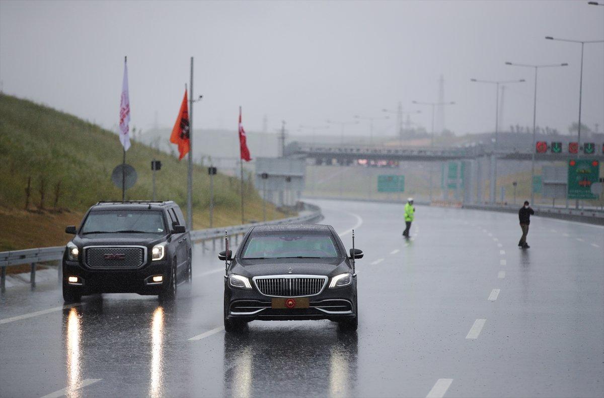 Cumhurbaşkanı Erdoğan, Kuzey Marmara Otoyolu'nda araç sürdü